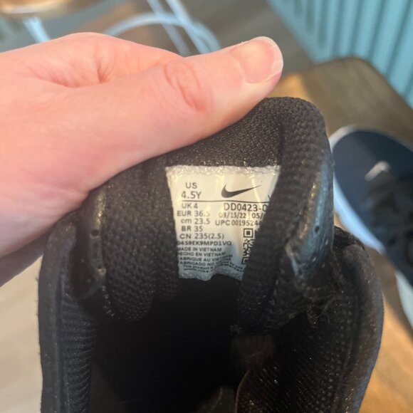 Nike Boys Lebron Basketball shoes size 4.5Y - Picture 2 of 2